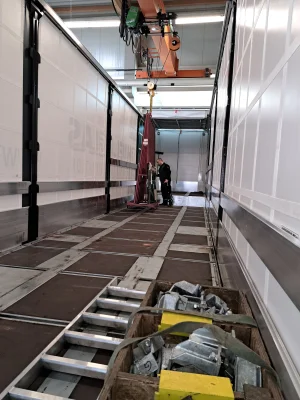 Glas-Transporte - leerer LKW